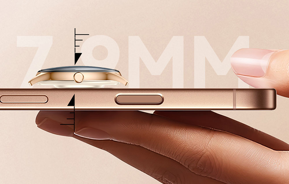 Σύγκριση του πάχους της θήκης του smartwatch (7,9 mm) με την άκρη ενός smartphone που κρατιέται στο χέρι.