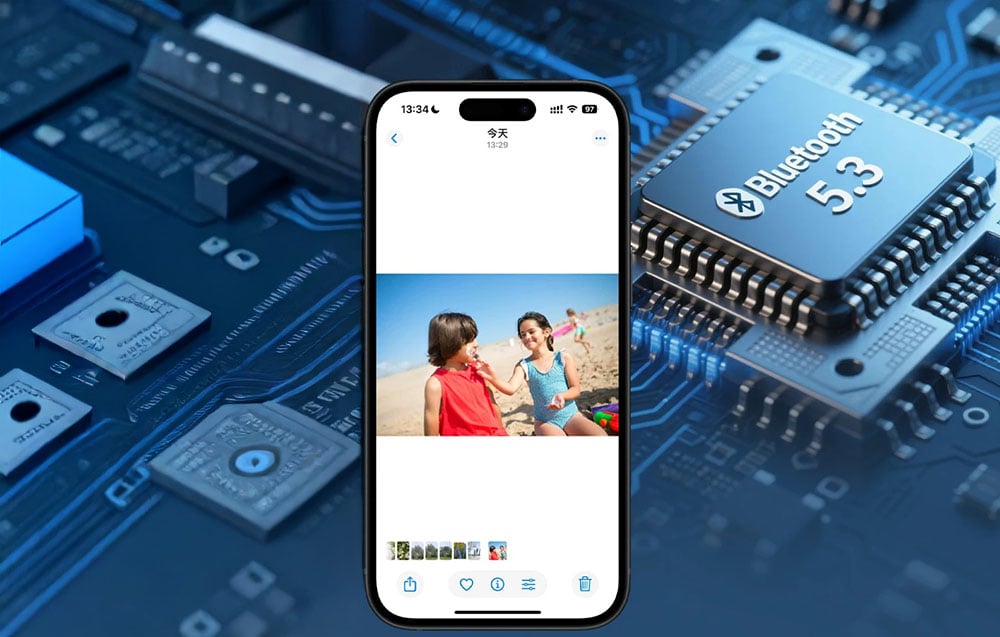 Smartphone που εμφανίζει μια φωτογραφία από διακοπές με φόντο έναν επεξεργαστή με την επιγραφή