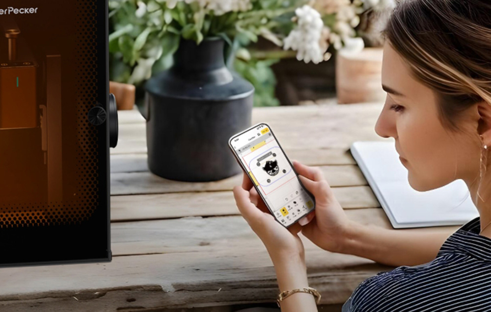 Γυναίκα που κρατά ένα smartphone με την εφαρμογή LDS στην οθόνη