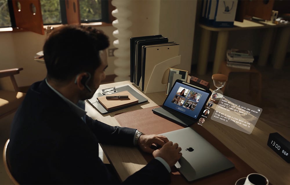 Άνδρας που κάθεται μπροστά από ένα tablet και παρακολουθεί ζωντανή μετάφραση βιντεοδιάσκεψης