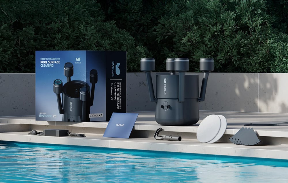Το ρομπότ BuVortex V5 στην άκρη της πισίνας, μαζί με τη συσκευασία και ένα πλήρες σετ αξεσουάρ