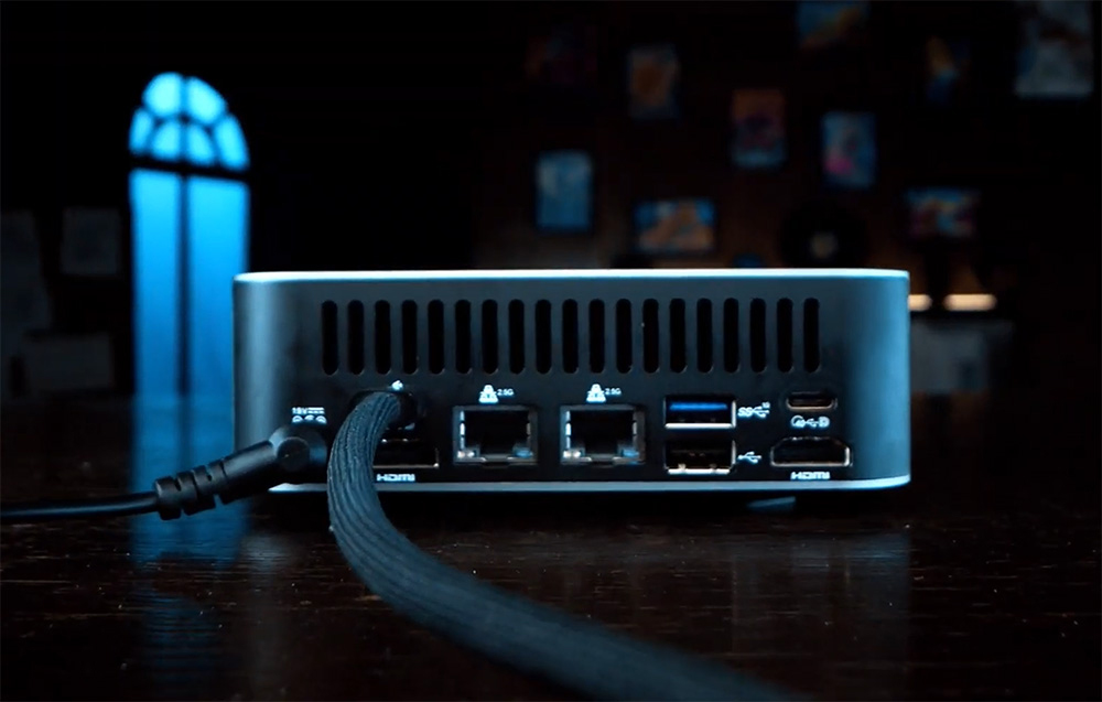 Κοντινό πλάνο των θυρών ενός MINI PC που βρίσκεται πάνω σε ένα γραφείο σε ένα σκοτεινό δωμάτιο