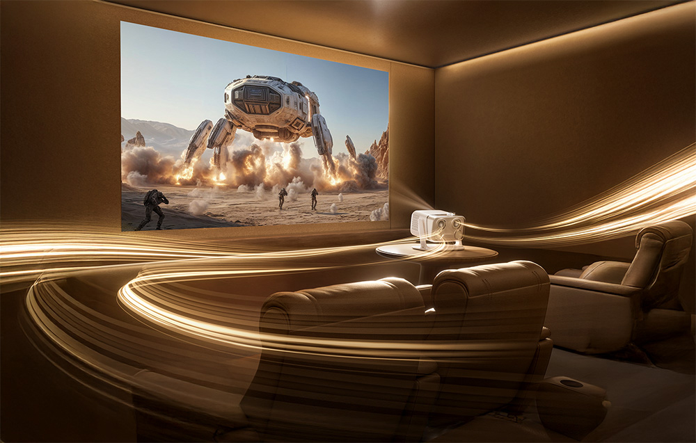 Το εσωτερικό ενός home theater με δύο πολυθρόνες, όπου ένας προβολέας προβάλλει στον τοίχο μια σκηνή με ένα φουτουριστικό ρομπότ που περπατά στην έρημο
