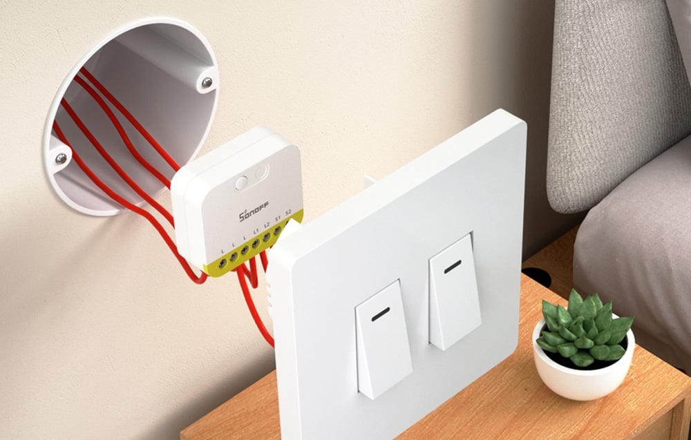 Sonoff mini διακόπτης εγκατεστημένος σε κουτί διακλάδωσης πίσω από διακόπτη φωτισμού