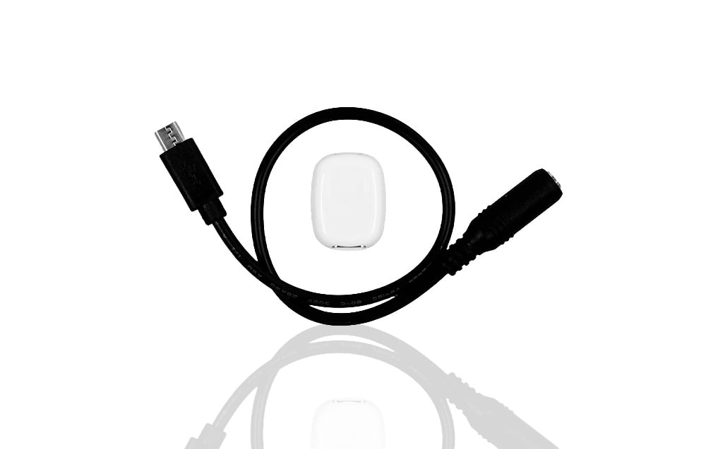 Καθολικός αισθητήρας Shelly με καλώδιο USB-C σε λευκό φόντο