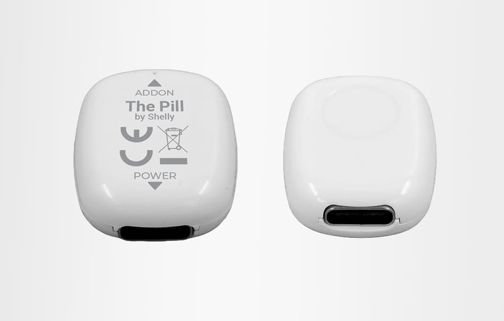 Καθολικός αισθητήρας Shelly The Pill ορατός από μπροστά και πίσω σε λευκό φόντο