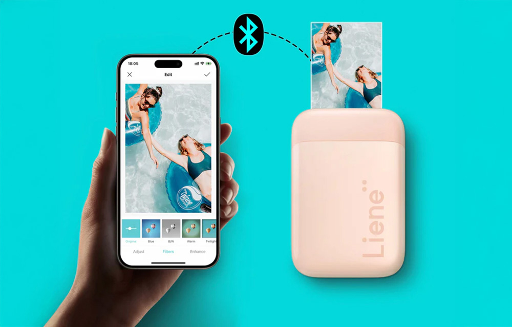 Smartphone συνδεδεμένο με έναν εκτυπωτή φωτογραφιών μέσω Bluetooth σε φόντο με χρώμα του νερού