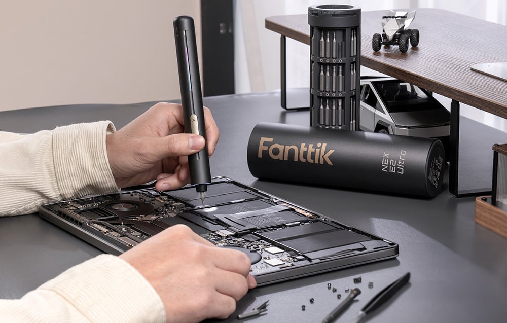 Ηλεκτρικό κατσαβίδι ακριβείας Fanttik σε χρήση κατά την επισκευή ενός φορητού υπολογιστή