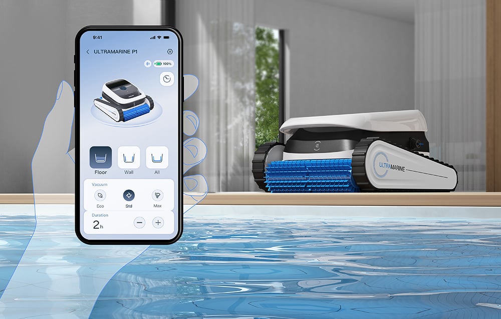 Διαφανές χέρι που κρατά ένα smartphone με την εφαρμογή Ecovacs, ρομπότ πισίνας ορατό στο παρασκήνιο