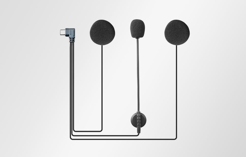 Ακουστικά με είσοδο USB-C σε λευκό φόντο