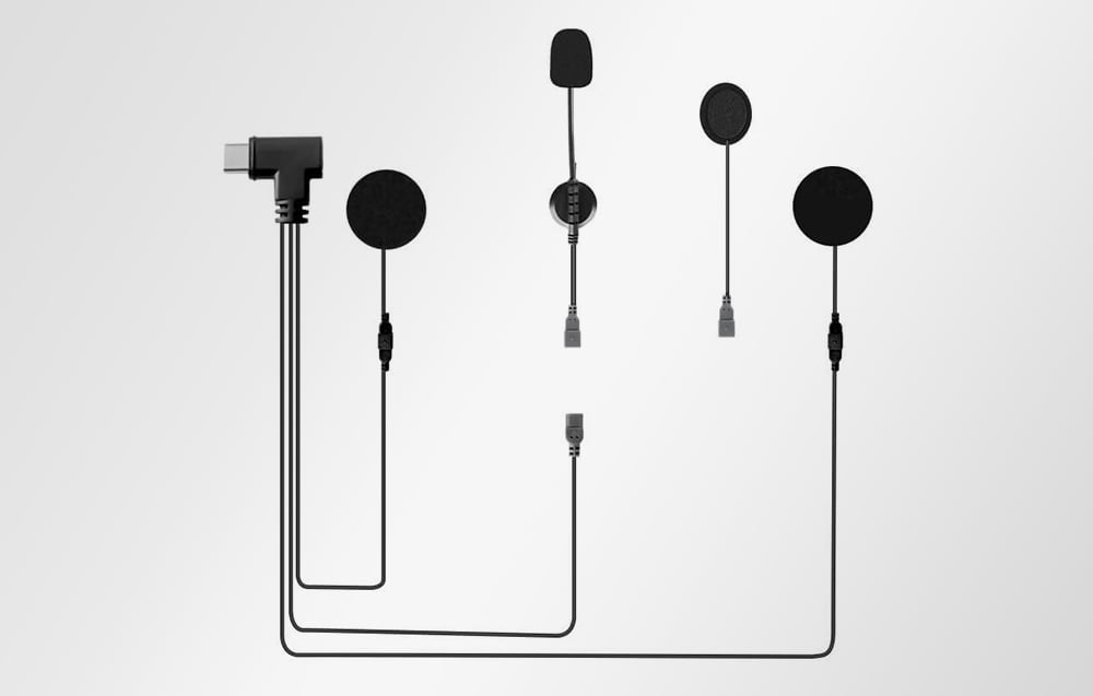 Ακουστικά για μοτοσικλετιστές με είσοδο USB-C σε λευκό φόντο