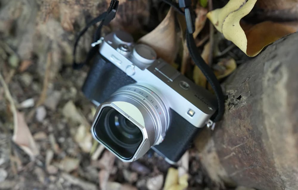 Φωτογραφική μηχανή Fujifilm με αξεσουάρ Freewell τοποθετημένα στο δάπεδο του δάσους δίπλα σε έναν κορμό δέντρου