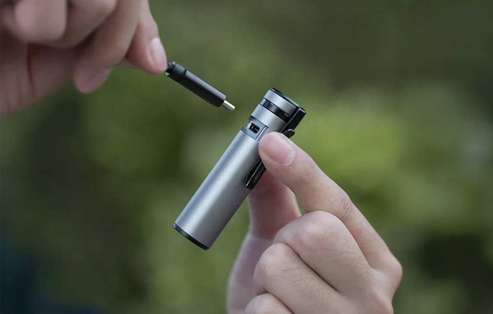 Φόρτιση του φακού Flextail Zero 1200 με καλώδιο USB-C