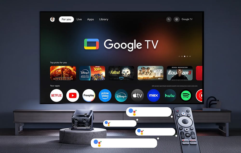 Μια οθόνη τηλεόρασης με διεπαφή Google TV, ένας προβολέας και ένα τηλεχειριστήριο πάνω σε ένα τραπεζάκι σαλονιού.