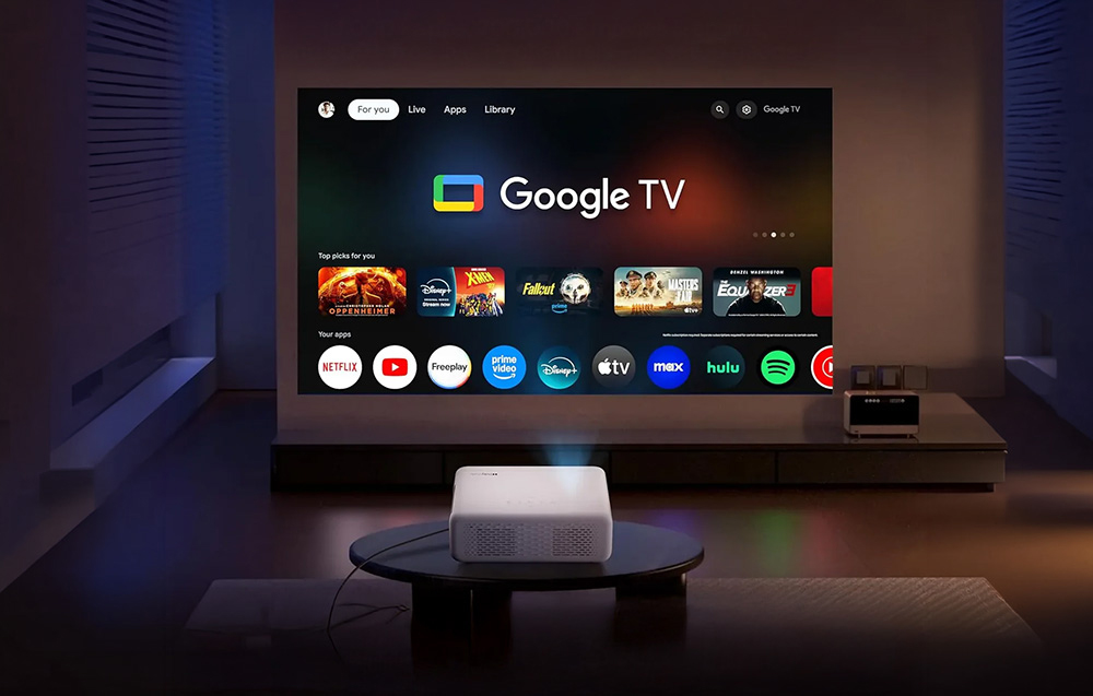 Προβολέας που προβάλλει τη διεπαφή του Google TV στον τοίχο του σαλονιού.