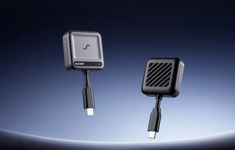 Συμπαγής προσαρμογέας προβολέα με υποδοχή USB-C, όπως φαίνεται από τις δύο πλευρές.