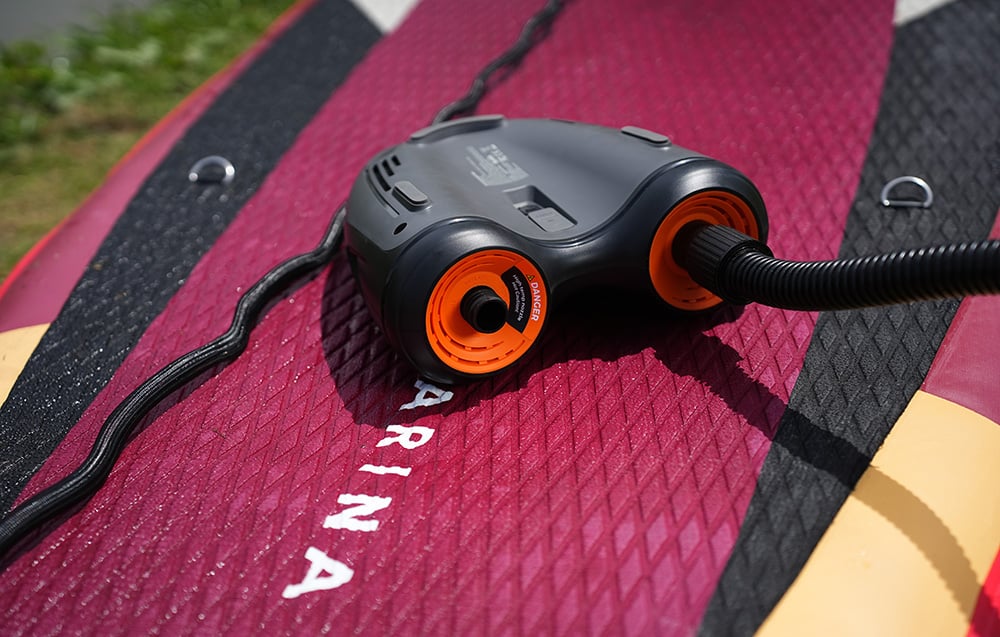 Το κάτω μέρος της Flextail Evo SUP Pump Pro με τον σωλήνα συνδεδεμένο στη σανίδα SUP.