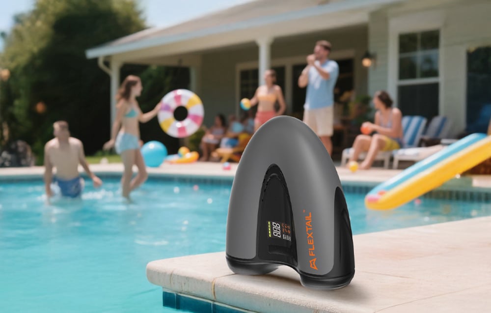 Η Flextail Evo SUP Pump Pro δίπλα στην πισίνα κατά τη διάρκεια οικογενειακής διασκέδασης.