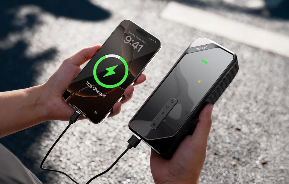 Ένα smartphone που φορτίζεται μέσω καλωδίου USB απευθείας από τον συμπιεστή Vollyc, ο οποίος λειτουργεί ως power bank.