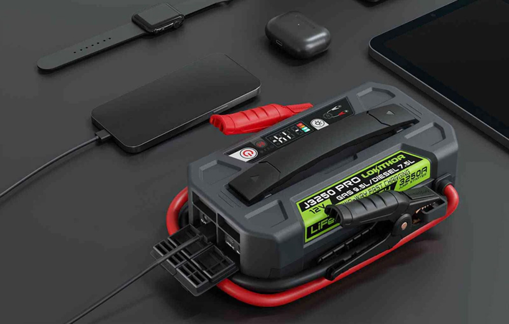 Το Lokithor J3250 Pro λειτουργεί ως power bank φορτίζοντας ένα smartphone δίπλα σε ακουστικά και ένα tablet πάνω σε ένα γραφείο.
