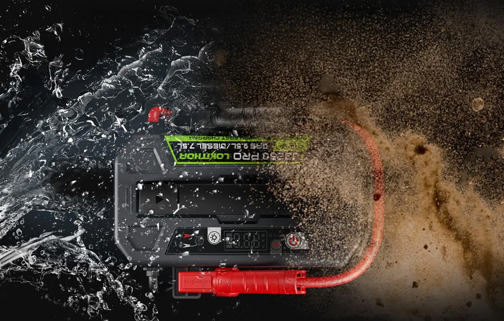Το Lokithor J3250 Pro είναι ανθεκτικό στο νερό και τη σκόνη — απεικόνιση με πιτσιλιές νερού και σύννεφο άμμου.