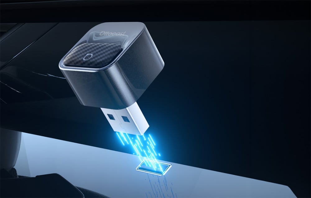 Κοντινό πλάνο του προσαρμογέα USB Ottocast που στέλνει μπλε δέσμες δεδομένων στη θύρα