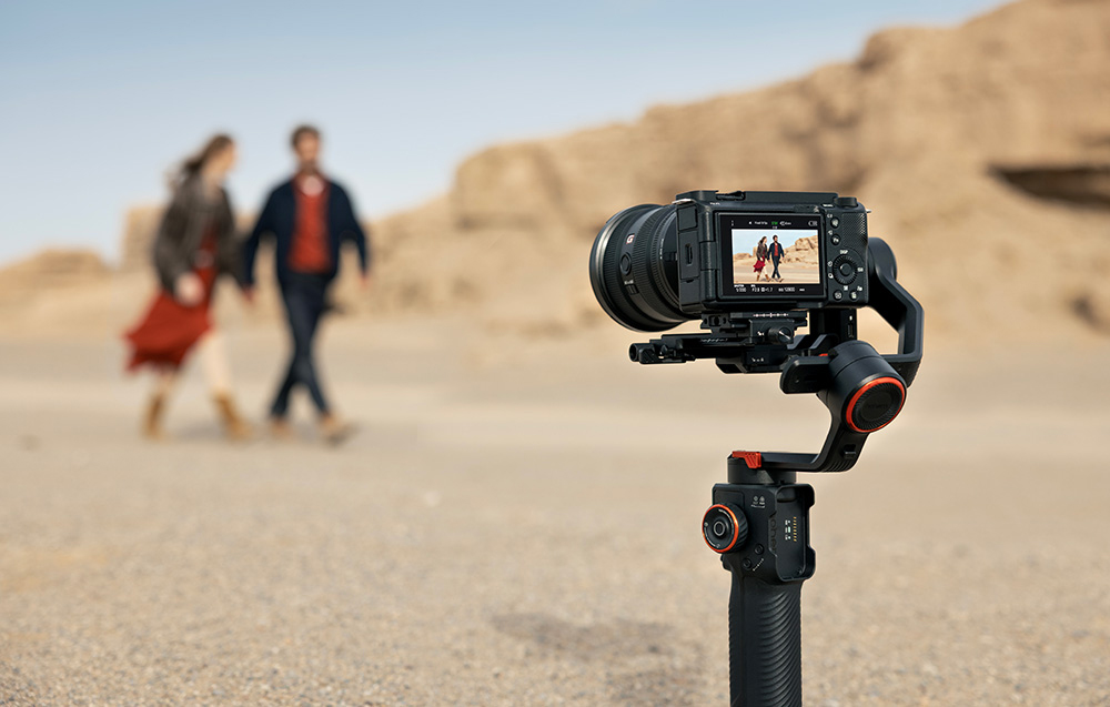 Μια κάμερα τοποθετημένη σε ένα gimbal που καταγράφει ένα ζευγάρι που κρατιέται χέρι-χέρι