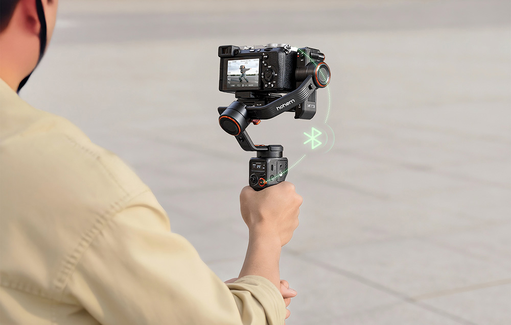 Ένα αγόρι που κρατά ένα gimbal με κάμερα