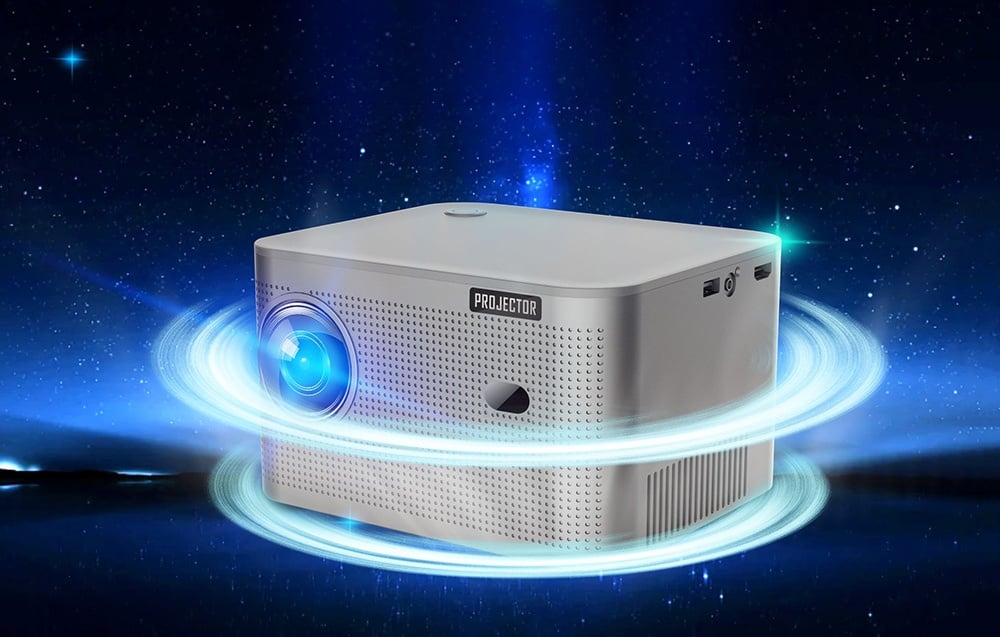 Ένας προβολέας Magcubic με τη λέξη «PROJECTOR» και έναν φωτεινό φακό με φόντο έναν έναστρο ουρανό.