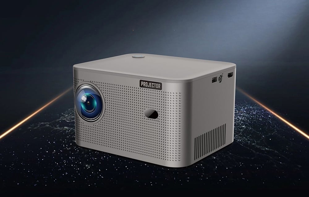 Ένας γκρι προβολέας Magcubic HY350 με φακό και τη λέξη «PROJECTOR» σε σκούρο φόντο.