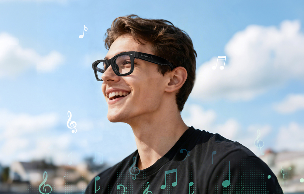 Ένας χαμογελαστός άνδρας με γυαλιά και σκούρο πουκάμισο, περιτριγυρισμένος από εικονίδια μουσικών νότων