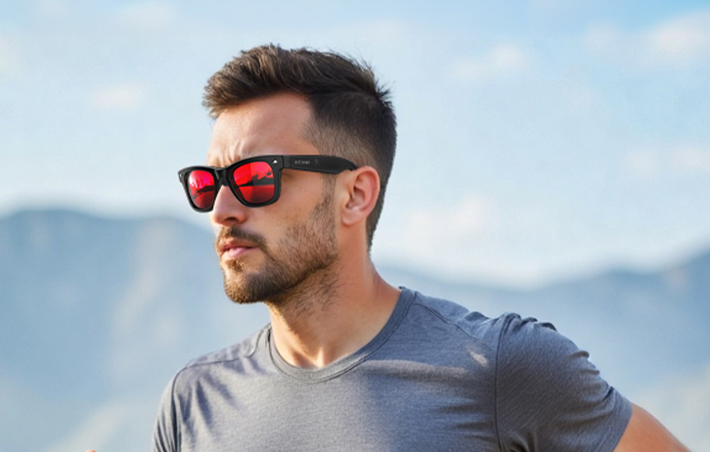 Ένας άνδρας με γκρι μπλουζάκι τρέχει φορώντας γυαλιά με κόκκινους φακούς