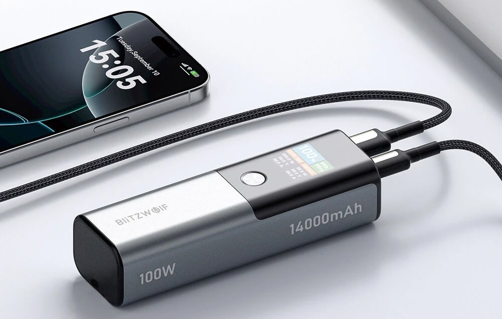 Power bank Blitzwolf με οθόνη συνδεδεμένο σε smartphone