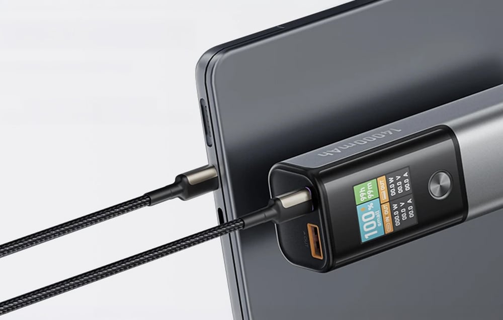 Φορητός υπολογιστής συνδεδεμένος σε power bank με οθόνη