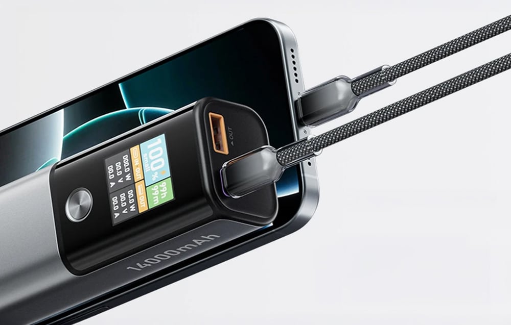 Power bank συνδεδεμένο σε smartphone σε ανοιχτόχρωμο φόντο