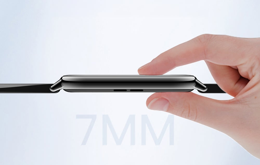 Ένα χέρι που κρατά τη θήκη ενός μαύρου smartwatch, με το κείμενο «7 MM» στο φόντο