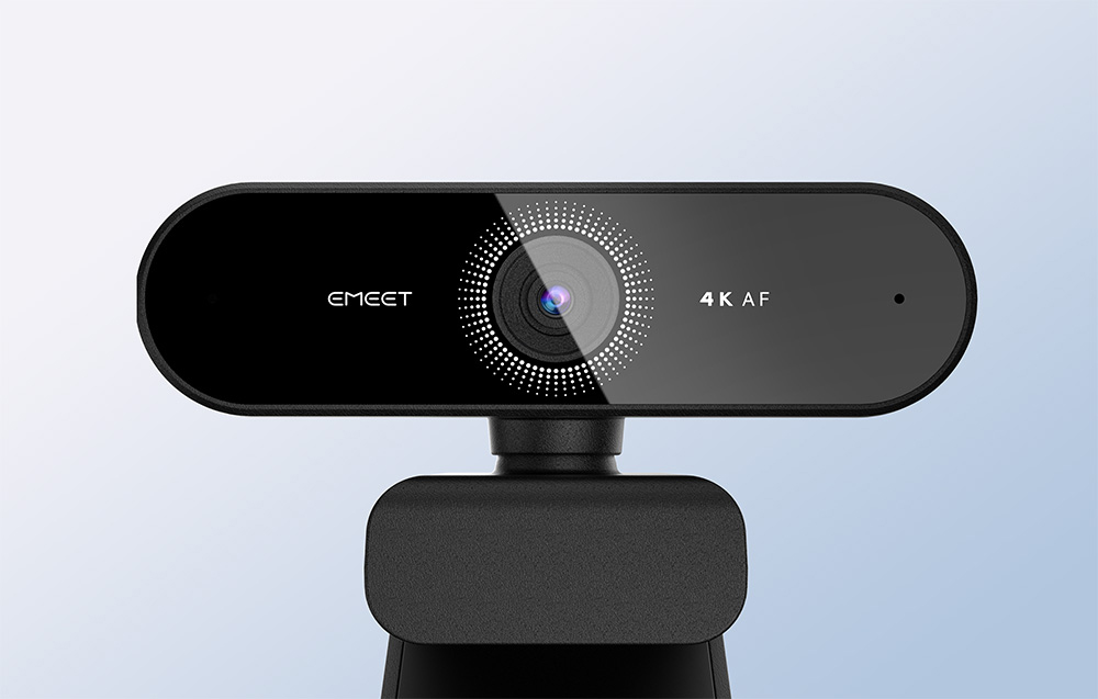Μια μαύρη κάμερα web EMEET 4K AF σε μπλε φόντο