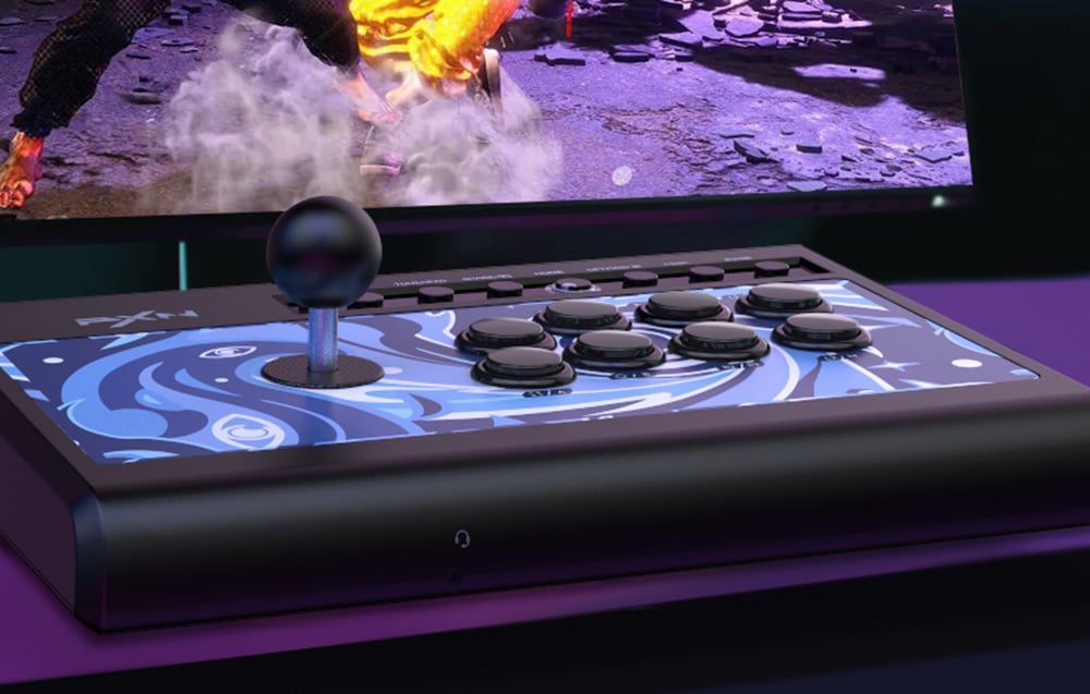 Κοντινό πλάνο του χειριστηρίου arcade PXN με χειριστήριο και κουμπιά πάνω σε ένα μωβ μαξιλάρι