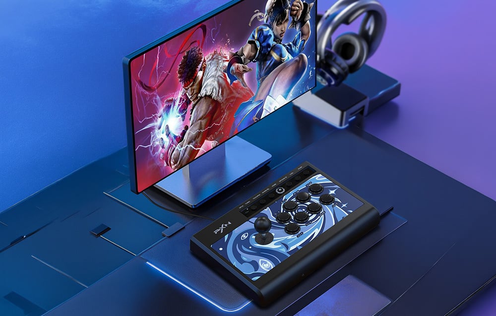 Χειριστήριο arcade PXN πάνω σε ένα γραφείο δίπλα σε μια οθόνη που εμφανίζει το Street Fighter και ακουστικά