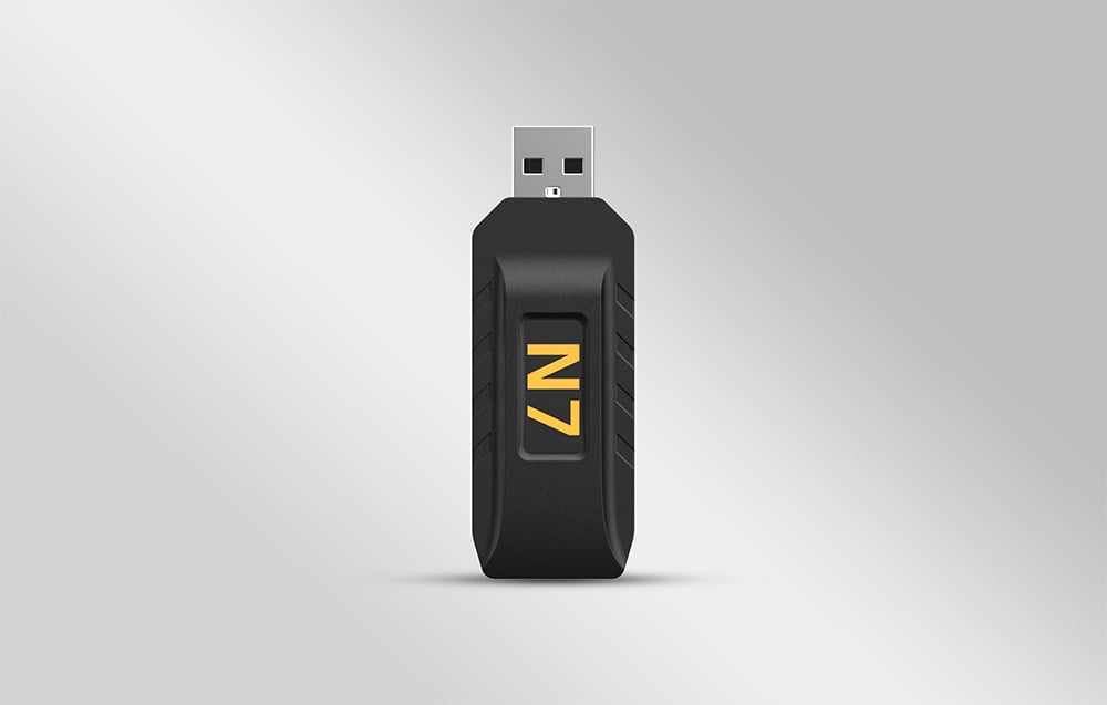 Μαύρος ασύρματος προσαρμογέας USB με την ένδειξη «N7» σε γκρι φόντο