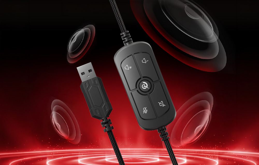 Ένα ενσύρματο τηλεχειριστήριο και το βύσμα USB των ακουστικών gaming, που εμφανίζονται πάνω σε φόντο κόκκινων ηχητικών κυμάτων