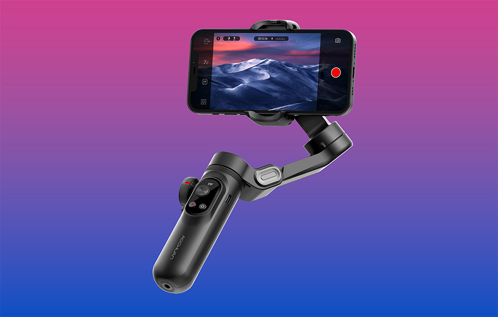 Ένα gimbal με smartphone σε φόντο με χρωματική διαβάθμιση, με την οθόνη να δείχνει ένα τοπίο που καταγράφεται.