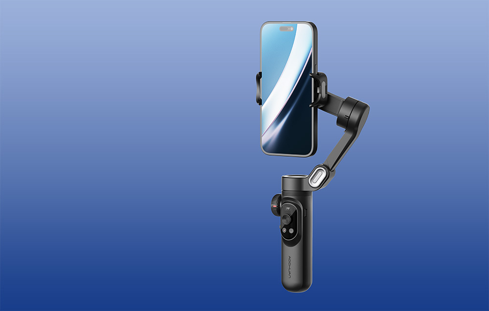 Ένα gimbal με ένα smartphone τοποθετημένο κάθετα μπροστά από ένα μπλε φόντο, παρουσίαση προϊόντος.