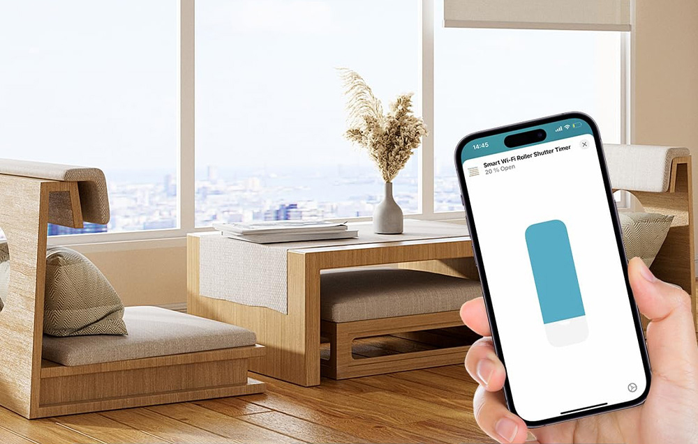Ένα smartphone με εφαρμογή ελέγχου ρολού με φόντο ένα σαλόνι με μεγάλο παράθυρο
