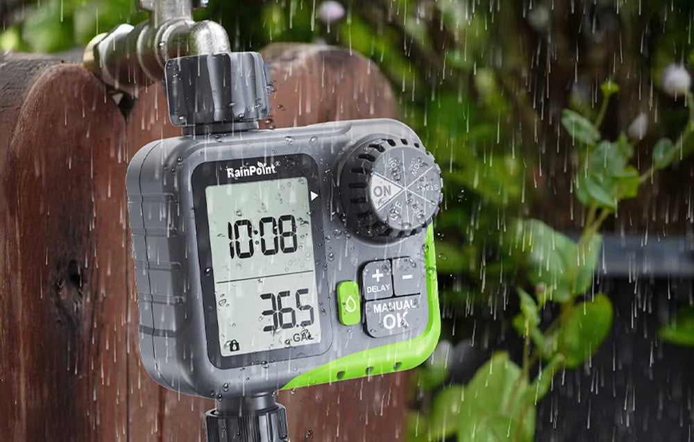 Ελεγκτής άρδευσης RainPoint κατά τη διάρκεια βροχής. Οι ορατές σταγόνες νερού υπογραμμίζουν την αντοχή της συσκευής στο νερό