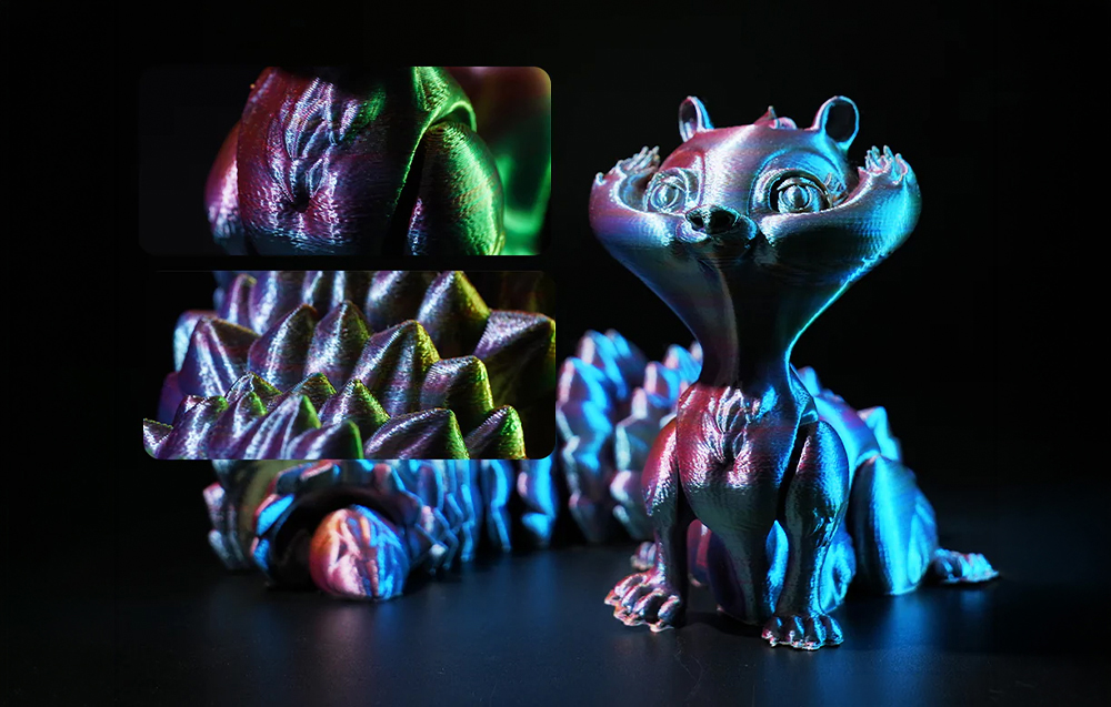 Κοντινό πλάνο ενός μπλε και ροζ ειδωλίου ενός παραμυθένιου πλάσματος με γυαλιστερή, μεταλλική επιφάνεια.