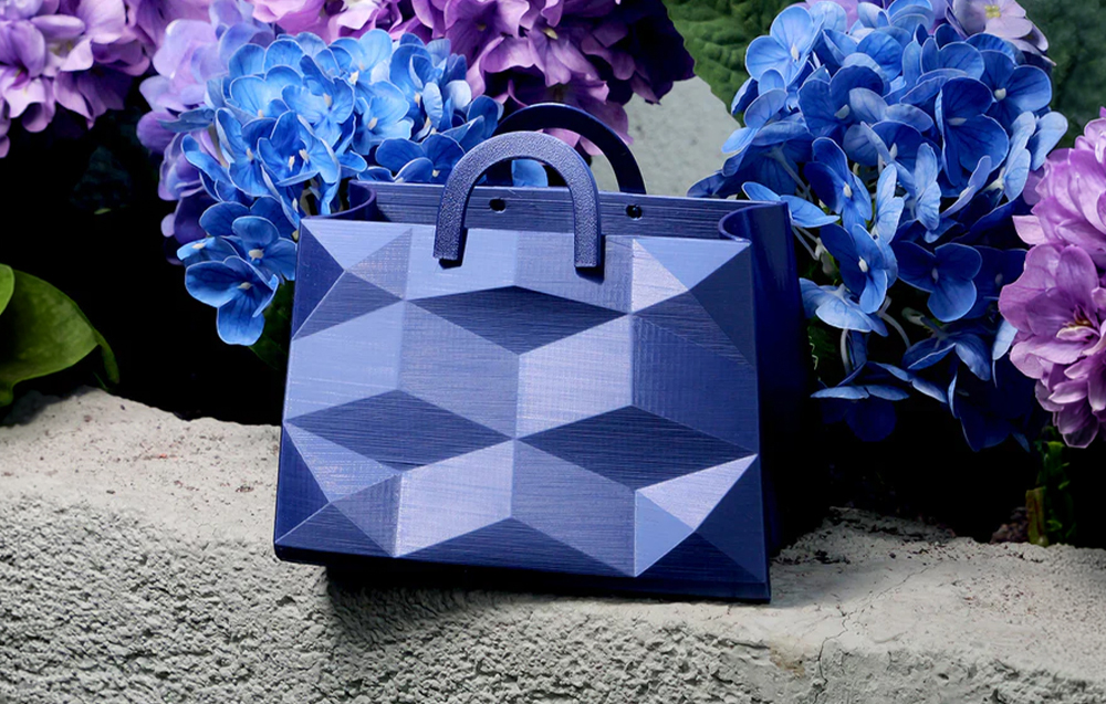 Μια κομψή τσάντα εκτυπωμένη σε 3D με νήμα TPU Silk με φόντο λουλούδια ορτανσίας