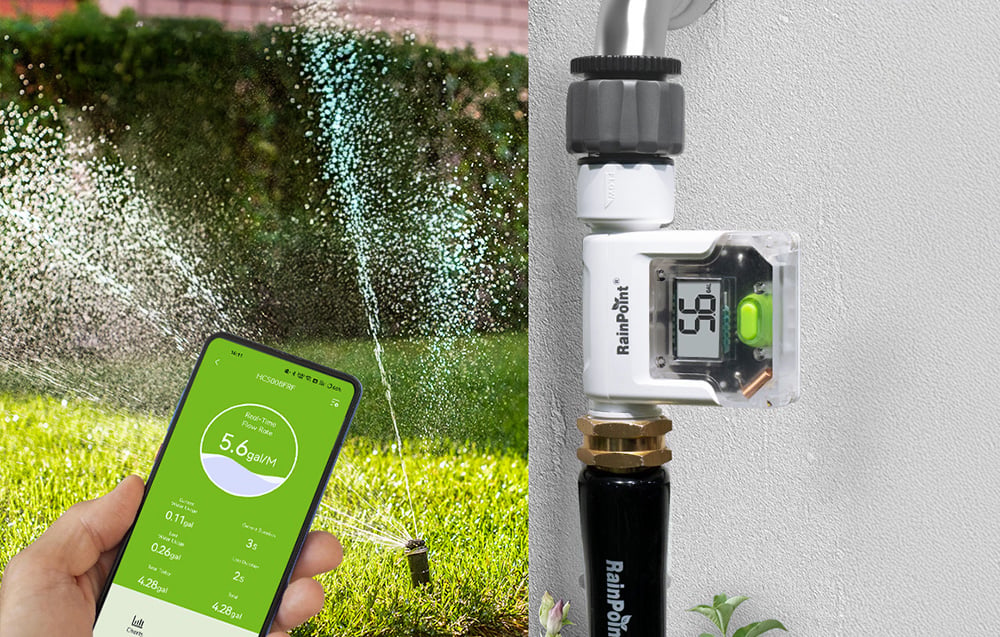 Αριστερά, ένα smartphone με την εφαρμογή RainPoint που παρακολουθεί την κατανάλωση νερού. Δεξιά, ένας μετρητής τοποθετημένος σε μια βρύση