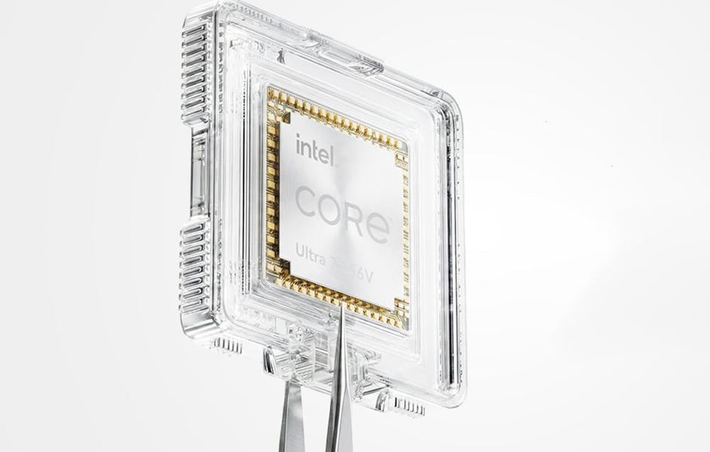 Ο επεξεργαστής Intel Core Ultra 7 256V εμφανίζεται σε ένα διαφανές, φουτουριστικό περίβλημα που αποκαλύπτει την εσωτερική του δομή.