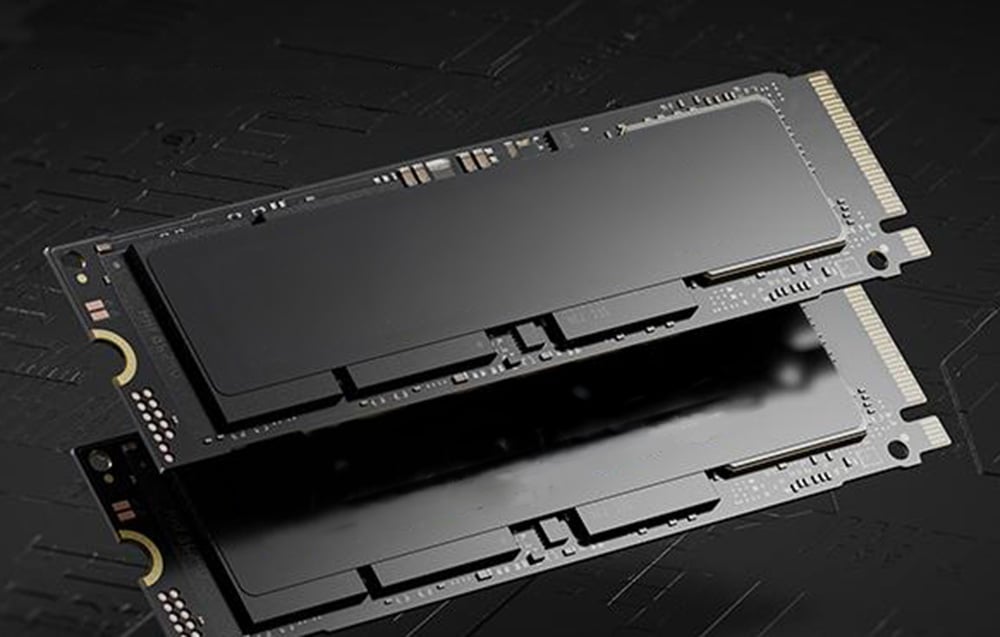 Δύο SSD M.2 2280 στοιβαγμένα το ένα πάνω στο άλλο σε σκούρο φόντο, συμβολίζοντας την γρήγορη αποθήκευση δεδομένων υψηλής χωρητικότητας.